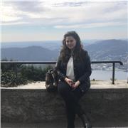 Ragazza universitaria offre lezioni per scuole elementari e medie